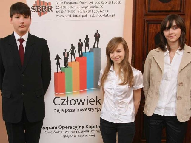 Trójka najzdolniejszych stypendystów programu unijnego Katarzyna Woźnica, Maksymilian Sorbian i Karolina Połetek.