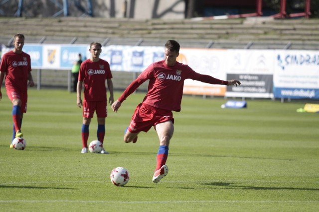 I liga, odra opole - rakow czestochowa, w czerwonej koszulce na pierwszym planie mateusz peronski odra opole, fot. slawomir jakubowski nto