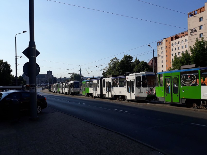 Koliza na ul. Wyszyńskiego w Szczecinie. Zderzenie tramwaju z autem osobowym 