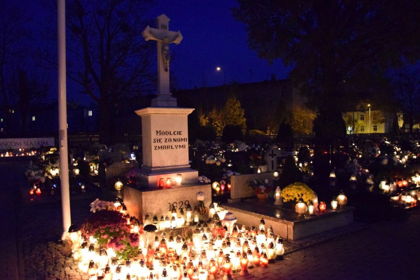 Mieszkańcy Olesna zapalają znicze nie tylko przy grobach...