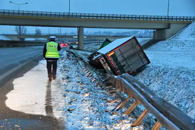 Ciężarowy mercedes wylądował w rowie trasy S7 w środę 27 stycznia przed godziną 2 w nocy na węźle w Chęcinach.  Powodem utraty panowania nad tirem nie były złe warunki drogowe, ale prawdopodobnie zaśnięcie za kierownicą 67- letniego kierowcy. Mężczyźnie nic się nie stało. Tir nie powodował utrudnień w ruchu, bo był poza drogą, ubezpieczany przez policjantów. Utrudnienia jednak będą, w ciągu dnia ciężarówka będzie wyciągana na jezdnię. ZOBACZ WIĘCEJ ZDJĘĆ NA KOLEJNYCH SLAJDACH>>>