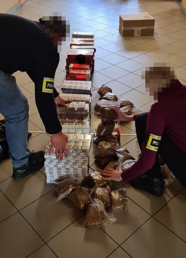 Policjanci zatrzymali 62-letniego właściciela sklepu mięsnego w Łodzi na Widzewie, który sprzedawał tytoń i papierosy bez polskich znaków akcyzy