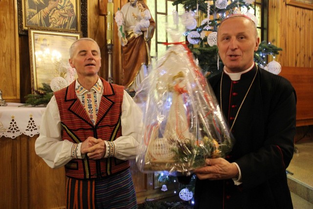Od parafian z Sorbina biskup Marek Solarczyk dostał też prezent.