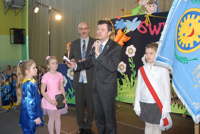 Rzecznik Marek Michalak przekazał dyrektorowi szkoły Krzysztofowi Rączce Odznakę Honorową za Zasługi dla Ochrony Praw Dziecka.