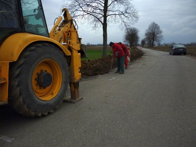 Na terenach zagrożonych powodziami już teraz prowadzonych jest wiele remontów dróg. Na zdjęciu: prace przy budowie drogi w Holendrach Kuźmińskich.