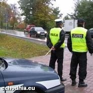 Noga trochę mocniej przyciśnie pedał gazu, wskazówka na liczniku wystrzeli do przodu i&#8230; przed maską samochodu zamacha nam nagle lizakiem policjant. Lepiej przyjąć mandat czy iść do sądu grodzkiego?