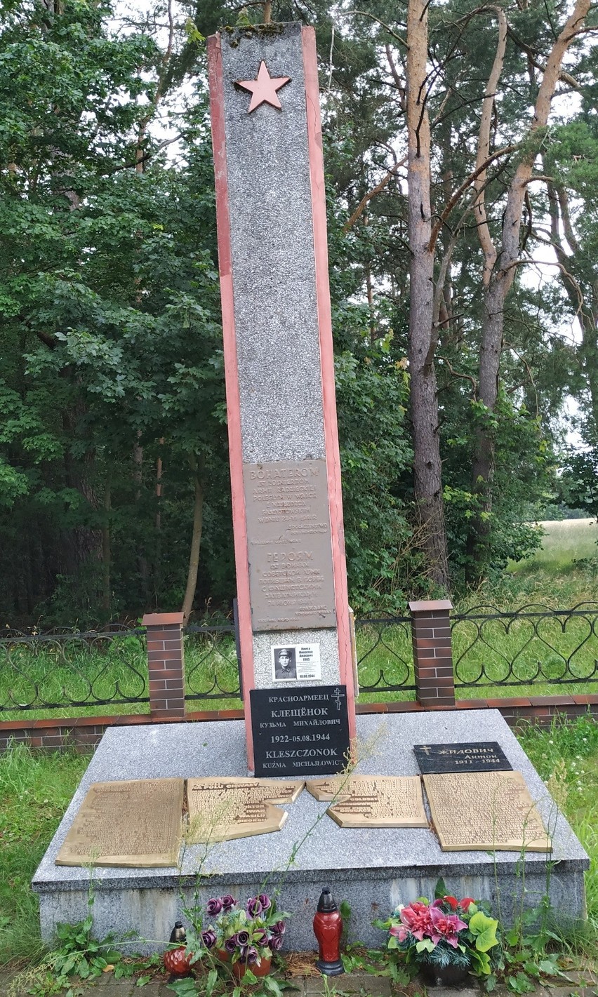 Gmina Trzcianne. Na pomniku w miejscowości Zubole napis na tablicy upamiętnia poległych sowieckich okupantów. Mieszkańcy żądają zmiany