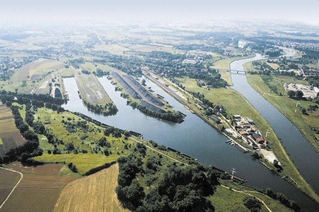 Spływ kajakowy Kanałem GliwickimKanał Gliwicki to najnowocześniejsza droga wodna w Polsce, mająca około 40,60 km długości. Jego maksymalna głębokość wynosi 3,50 m, a różnica poziomów wody między początkiem a końcem kanału wynosi około 43,60 m. Na trasie kanału znajduje się 6 śluz wodnych, które umożliwiają jednostkom pływającym pokonanie różnic poziomu wody.Kanał Gliwicki jest zaopatrywany w wodę głównie z rzeki Kłodnicy oraz z jezior i zbiorników wodnych, takich jak Dzierżno Duże i Dzierżno Małe, które znajdują się w górnej części kanału. Dzięki temu systemowi zasilania, kanał może zapewnić odpowiedni poziom wody dla żeglugi na całej swojej długości.źródło