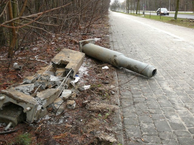 Fragmenty zniszczonej latarni na poboczu ulicy Orzeszkowej.