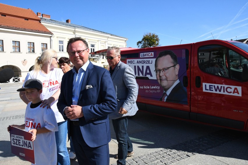 Szejnabus zaparkował na kieleckim Rynku. Lewica rusza w trasę po Świętokrzyskim. Będzie kawa z Aleksandrem Kwaśniewskim [WIDEO, ZDJĘCIA]