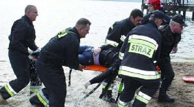 Oleccy strażacy telefon o topiącej się w jeziorze Olecko Wielkie 19-latce dostali o godz. 8.06, chwilę później byli już na miejscu. Akcja ratunkowa trwała 47 minut.