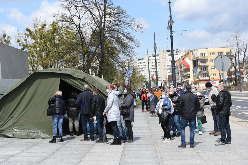 Masowe szczepienia przeciw COVID-19 w Toruniu. Przed...