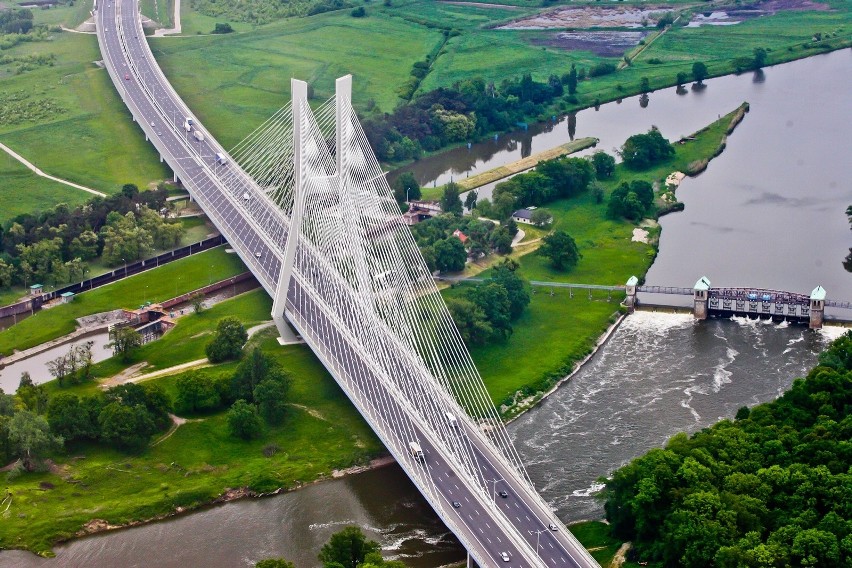 Po wybudowaniu AOW, most Rędziński stał się najdłuższą...