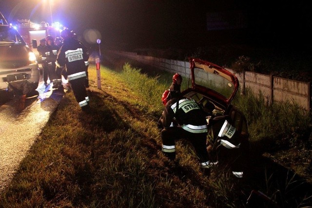 Kierowca stracił panowanie nad swym oplem corsą, w okolicach ronda przy opolskim Makro na obwodnicy północnej Opola. Auto zjechało do rowu i dachowało, poszkodowany w wyniku tego wypadku został 61-letni kierowca opla. Do wypadku doszło około 1:40 w nocy z soboty na niedzielę. 