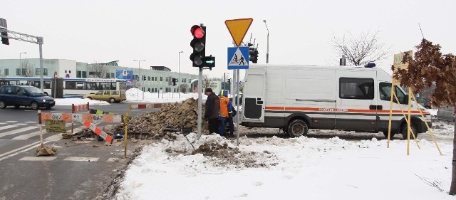 Uszkodzony jest gazociąg śrdeniego ciśnienia pod jezdnią. Pracownicy pogorowia gazowego usuwają awarię.