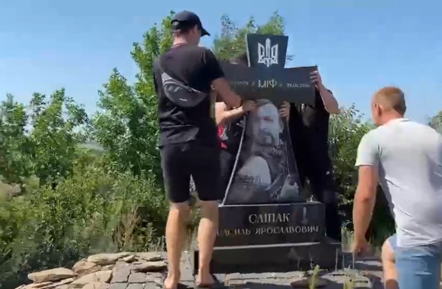 Rosyjscy zwyrodnialcy zniszczyli pomnik obrońcy Ukrainy