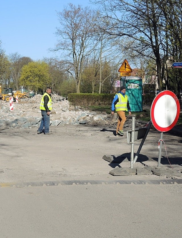 Roboty prowadzone były wzdłuż bloku B20 i na ulicy Ułanów Jazłowieckich. Droga ta została zamknięta dla pojazdów