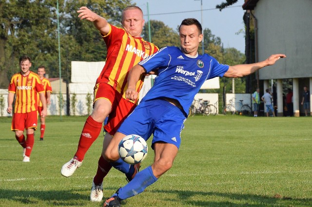 Adrian Korczyk (z piłką) w trudnych momentach potrafi wyprowadzić lidera z Jawiszowic z opresji. Jesienny mecz Jawiszowic z Kalwarianką także obfitował w bramki (5:3).