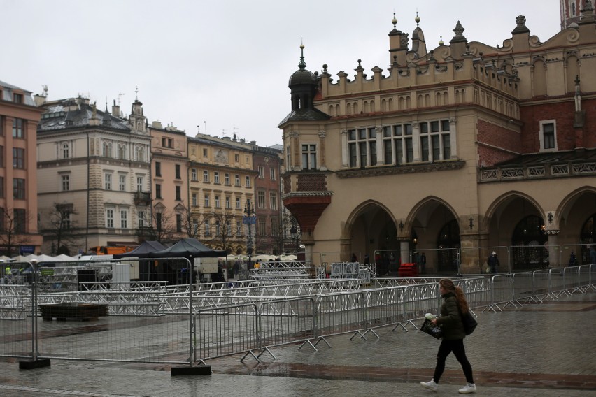 Budowa sylwestrowej sceny na krakowskim Rynku [ZDJĘCIA]