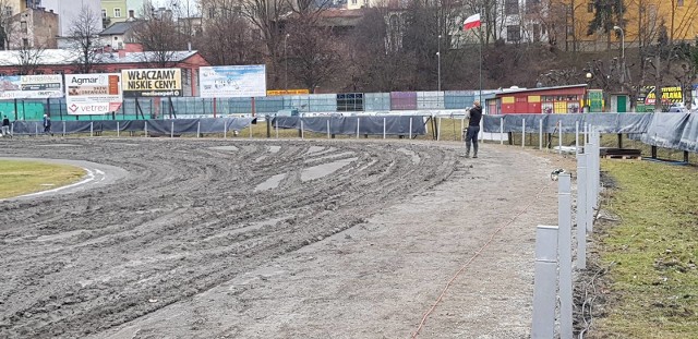 Na stadionie w Krośnie prowadzone są prace przy torze i przy bandzie