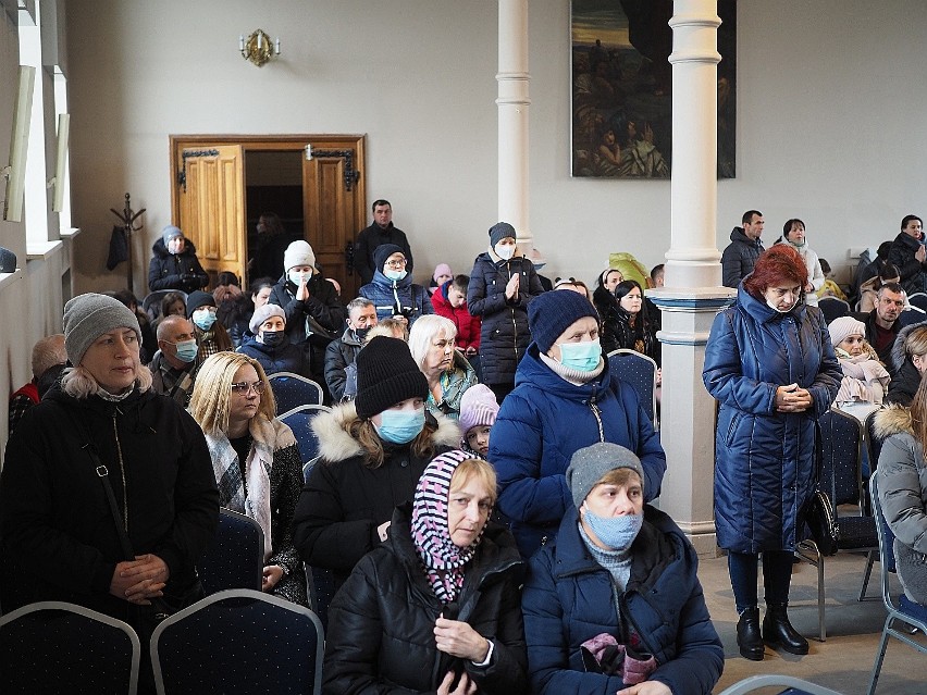 Tłumy ludzi na mszy ukraińskiej, w cerkwi, a nawet w polskich kościołach. W czasie wojny ludzie szukają pocieszenia w wierze 