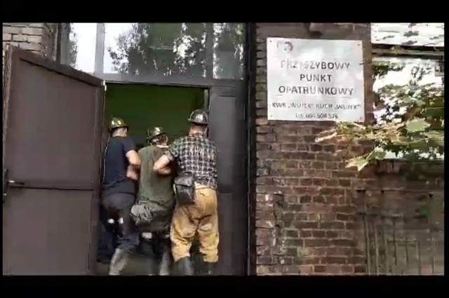 Jeden z górników protestujący w KWK Wujek w Katowicach zasłabł. Zobacz kolejne zdjęcia. Przesuń zdjęcia w prawo - wciśnij strzałkę lub przycisk NASTĘPNE