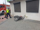 Wypadek w Kościanie. Motocyklista wypadł z drogi i uderzył w budynek