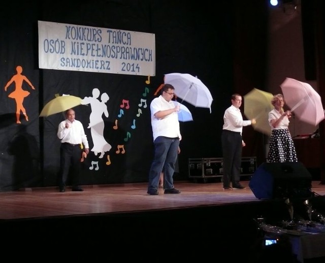 Grupa z Tarnobrzega zaprezentowała układ taneczny do przeboju z lat 60. "Parasolki&#8221;.