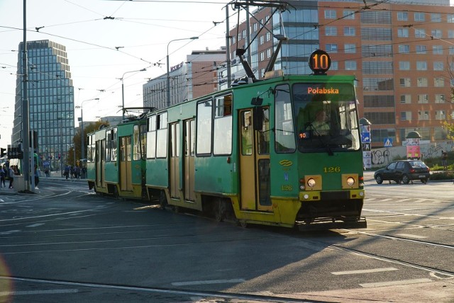 Linia tramwajowa nr 10 opuściła Połabską i została przeniesiona na linię od Dębca do Lechickiej / Naramowickiej. Wywołało to wyraźne niezadowolenie mieszkańców Winograd.