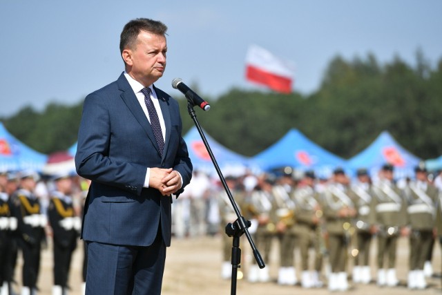 Mariusz Błaszczak podczas uroczystości odsłonięcia Pomnika Chwały Kawalerii i Artylerii Konnej w ramach obchodów 102. rocznicy Bitwy pod Komarowem i Święta Kawalerii Polskiej