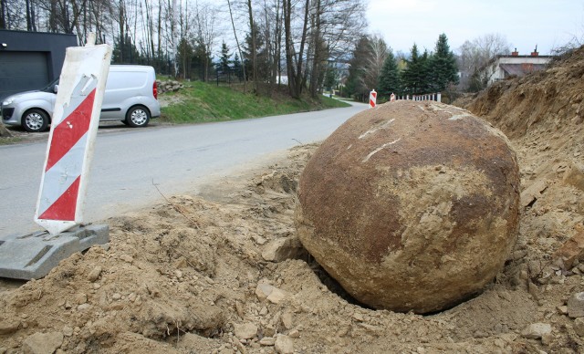 Skalny fragment odnaleziony podczas budowy ścieżki pieszo-rowerowej w Kobylance ma zostać przewieziony. Będzie geologiczną ciekawostką