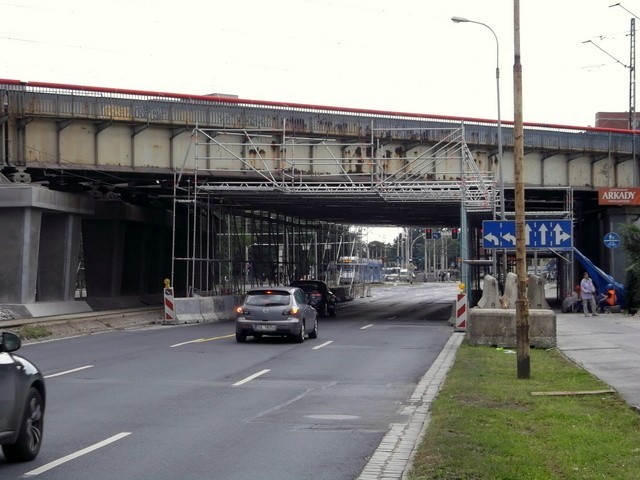 Wrocław: Remontują wiadukt kolejowy nad Legnicką. Jak im idzie? (ZDJĘCIA)