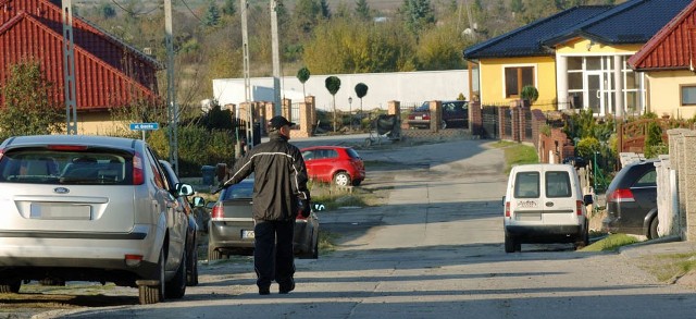 To najlepsza jak do tej pory ulica na osiedlu unii Europejskiej, która została zbudowana z płyt. Na osiedlu położono jeszcze kilka odcinków z polbruku i na razie na tym koniec.