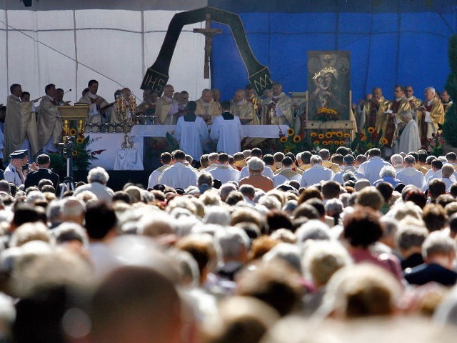 W uroczystościach przed kościołem biorą tłumy mieszkańców Rzeszowa.