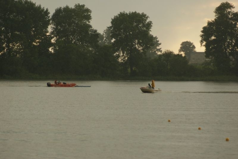 Ratownicy WOPR ratowali kajakarzy, którzy wywrócili się na jeziorze Gopło [zdjęcia]