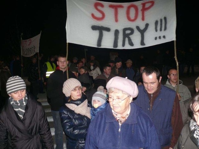 Mieszkańcy mają dość TIR-ów przejeżdżających obok ich domów