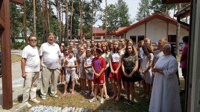 Z lewej Antoni Kłosowski i Stanisław Uziel u dzieci z Żółkwi wypoczywających w ośrodku Caritas w Bojanowie