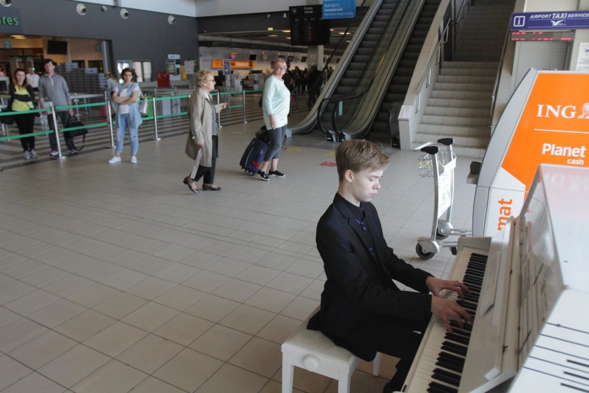 Na lotnisku w Pyrzowicach zabrzmiała muzyka. Witold zagrał...