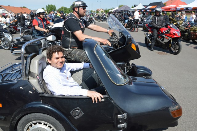 Prezydent Lucjusz Nadbereżny w przyczepie motocykla bmw na paradzie
