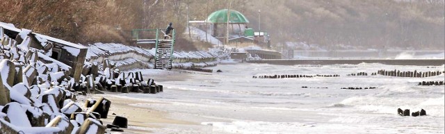 Plaża w Kołobrzegu, a raczej to, co z niej zostało.