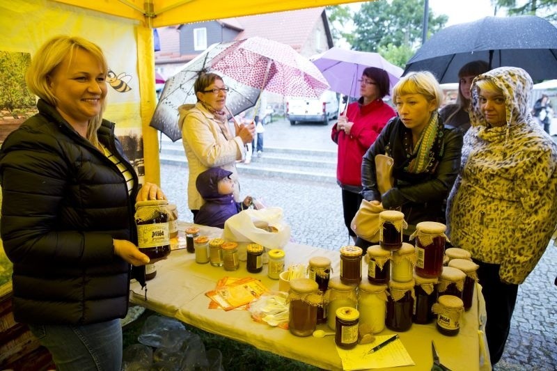 - Kupiłam lipowy i gryczany - pokazywała swoje zakupy Iwona...