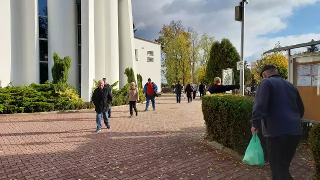 Wszystkich Świętych w Ostrowcu Świętokrzyskim. Na cmentarzach spory ruch od rana, na ulicach i parkingach kolejki