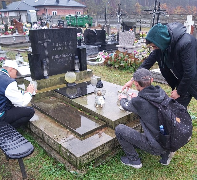 W ramach akcji uczniowie niżańskiego elektryka odwiedzili niżańskie miejsca pamięci narodowej oraz lokalne cmentarze