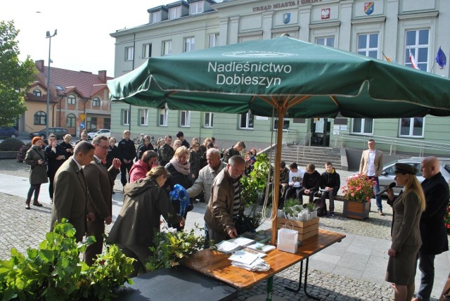 Leśnicy z Dobieszyna sadzonki rozdawali podczas wydarzenia zorganizowanego wspólnie ze Starostwem Powiatowym na placu Zygmunta Starego w Białobrzegach.