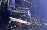 Powiat tarnowski. Nocny rajd pijanego kierowcy. 19-latek uszkodził ogrodzenia posesji i uderzył w słup energetyczny w Woli Rzędzińskiej 