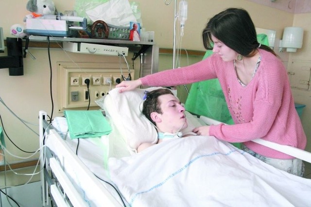Mateusz spędził 20. urodziny w szpitalu. Karina go nie odstępowała