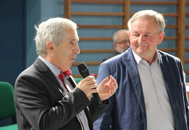 Burmistrz miasta i gminy Kazimierza Wielka Adam Bodzioch (z lewej) wraz z organizatorem mistrzostw Stefanem Marcem.