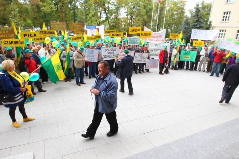 Działkowcy protestowali pod Urzędem Wojewódzkim w Poznaniu [ZDJĘCIA]