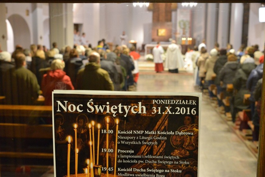 Noc Świętych w Kielcach. Wielu wiernych w procesji z Dąbrowy do kościoła Na Stoku