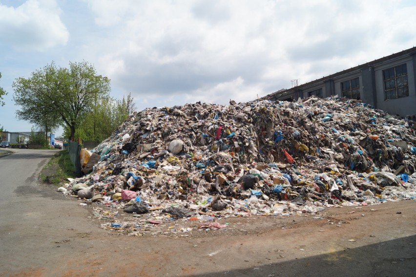 Klucze. Wielka góra śmieci na nielegalnym składowisku nadal nie jest posprzątana [ZDJĘCIA]